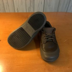 NWOT - Crocs Leather Work Shoes